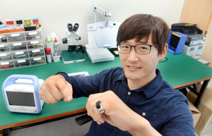 Keeping ones heartbeat on a finger in Korea (c) Park Hyun koo The Korea Herald