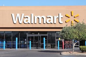 Walmart taps Rakuten for online delivery in Japan (c) Retail In Asia Shutterstock